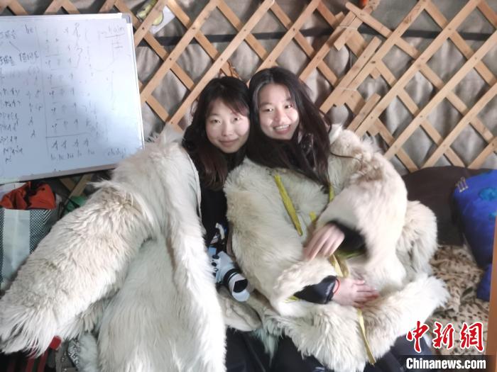 圖為臺(tái)灣青年在蒙古包內(nèi)穿蒙古族皮襖。　李愛平 攝