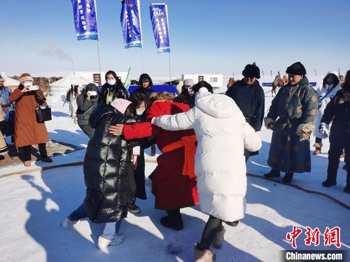 圖為臺(tái)灣青年體驗(yàn)摔跤?！±類燮?攝