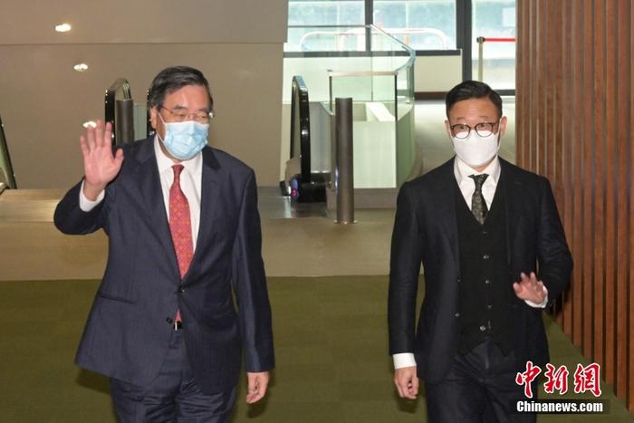 2月15日，香港特區(qū)政府律政司副司長(zhǎng)張國(guó)鈞帶領(lǐng)特區(qū)政府官員出席立法會(huì)“前廳交流會(huì)”。圖為立法會(huì)主席梁君彥(左)和張國(guó)鈞(右)出席交流會(huì)。 <a target='_blank' href='/'>中新社</a>記者 陳永諾 攝 　