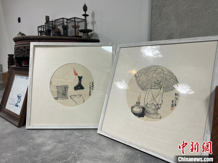 葛濤也以古燈為靈感，創(chuàng)作出了一幅幅以古燈為主題的畫作?！Μ|瑋 攝