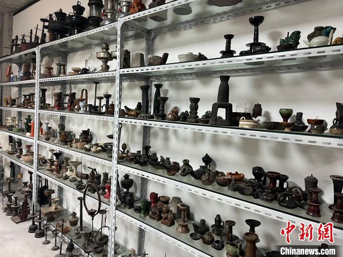 一盞盞古燈整齊陳列，讓人目不暇接。　儲瑋瑋 攝