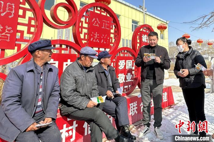 圖為宣講隊員給村民宣講中央一號文件?！′抑袇^(qū)田家寨正人民政府供圖