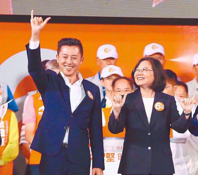 林智堅(jiān)(左)論文抄襲案爆發(fā)，蔡英文(右)下令全黨挺一人，造成2022“九合一”綠營(yíng)選情崩盤(pán)。（圖源：臺(tái)灣“中時(shí)新聞網(wǎng)”）