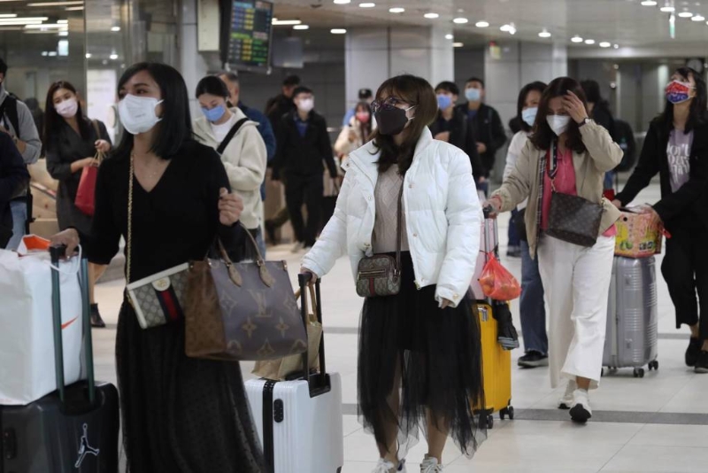 臺(tái)灣地區(qū)流行疫情指揮中心記者會(huì)將改1周1次，3月討論調(diào)整傳染病分類。圖為民眾仍戴口罩出門。（圖源：臺(tái)灣“中時(shí)新聞網(wǎng)”）