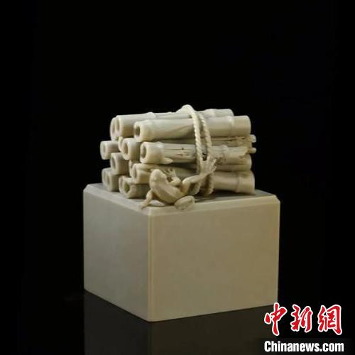 邱雁芳作品《煙火》?！⊥羲姑?攝