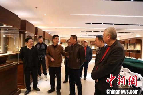嘉賓一行參觀壽山石雕展?！⊥羲姑?攝
