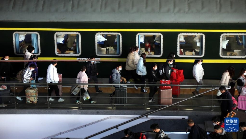 2月15日，旅客抵達江蘇蘇州站并有序出站。當日，2023年春運迎來最后一天。數(shù)據(jù)顯示，今年春運全國鐵路、公路、水路、民航累計發(fā)送旅客超過15億人次。新華社發(fā)(杭興微攝)