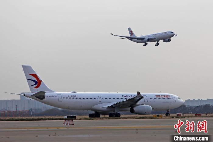 資料圖：飛機在浦東機場排隊起飛?！∫罅⑶?攝