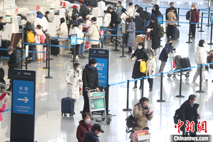 資料圖為1月17日，旅客在北京大興國際機場出行。 中新社記者 蔣啟明 攝