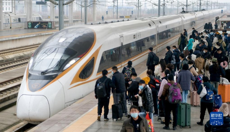 2月15日，旅客在河南洛陽龍門站乘車出行。當日，2023年春運迎來最后一天。數(shù)據(jù)顯示，今年春運全國鐵路、公路、水路、民航累計發(fā)送旅客超過15億人次。新華社發(fā)(張怡熙攝)