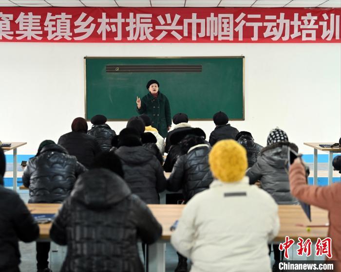 甘肅廣河?jì)D女迎臺(tái)胞臺(tái)企“愛(ài)心班”：初學(xué)識(shí)字，出門(mén)不怕了