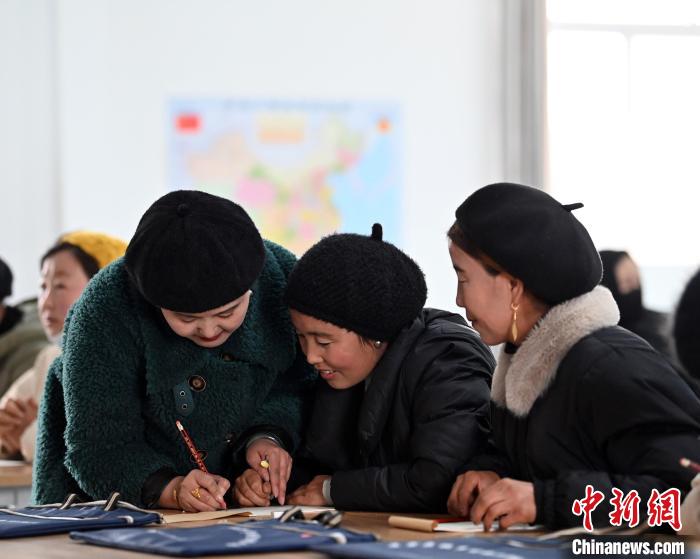 圖為甘肅廣河縣莊窠集鎮(zhèn)婦女，在老師指導(dǎo)下學(xué)習(xí)拼音?！【琶赖┰?攝