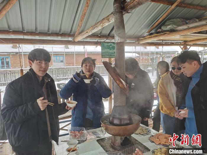 在冷極村室外吃火鍋的臺(tái)灣青年?！±?lèi)?ài)平 攝
