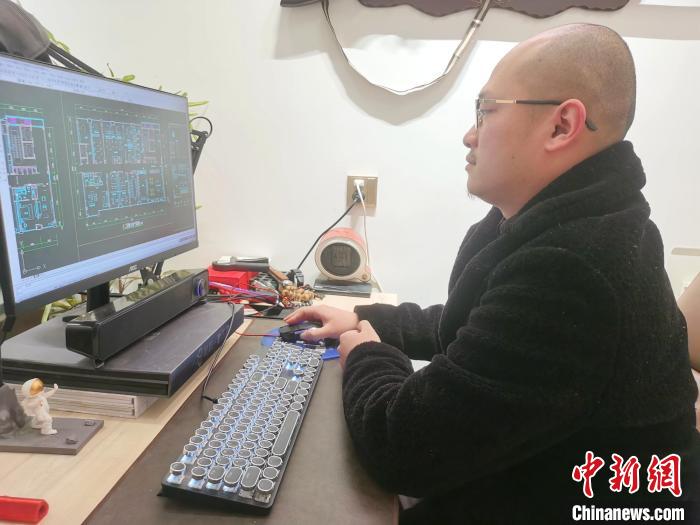 在湖南創(chuàng)業(yè)的臺(tái)灣設(shè)計(jì)師李任庭。　向一鵬 攝