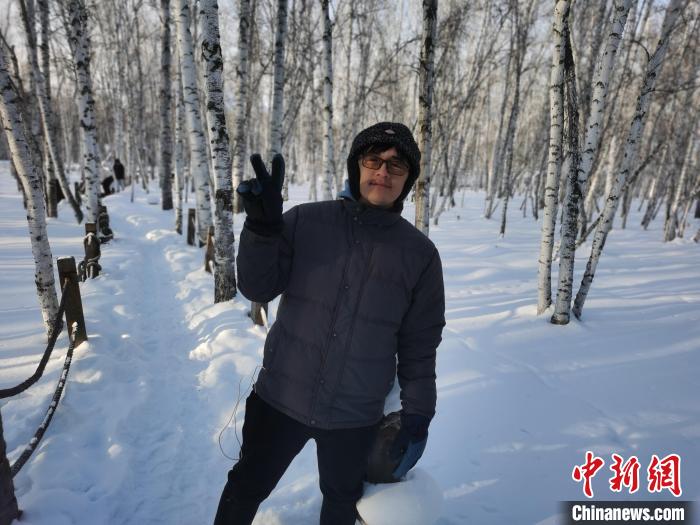 圖為行走在白樺林中的臺(tái)灣學(xué)子?！±?lèi)?ài)平 攝
