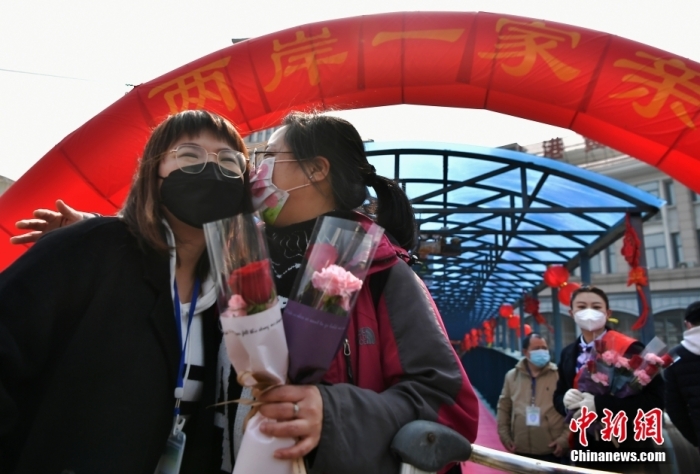 圖為兩岸鄉(xiāng)親在黃岐客運(yùn)碼頭激動(dòng)相擁。<a target='_blank' href='/'>中新社</a>記者 張斌 攝