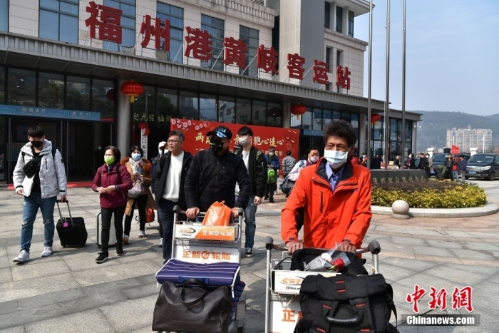 圖為辦理相關(guān)手續(xù)后走出福州港黃岐客運(yùn)站的馬祖鄉(xiāng)親。<a target='_blank' href='/'>中新社</a>記者 張斌 攝