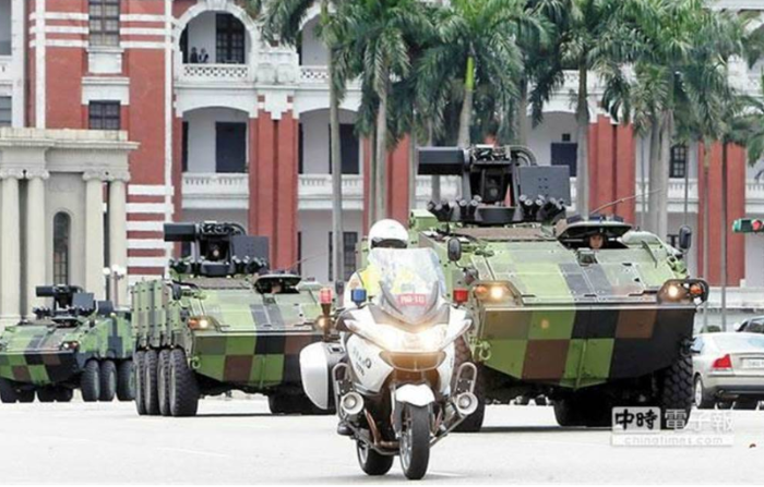 臺軍239營云豹甲車進(jìn)行護衛(wèi)蔡英文撤離演訓(xùn)