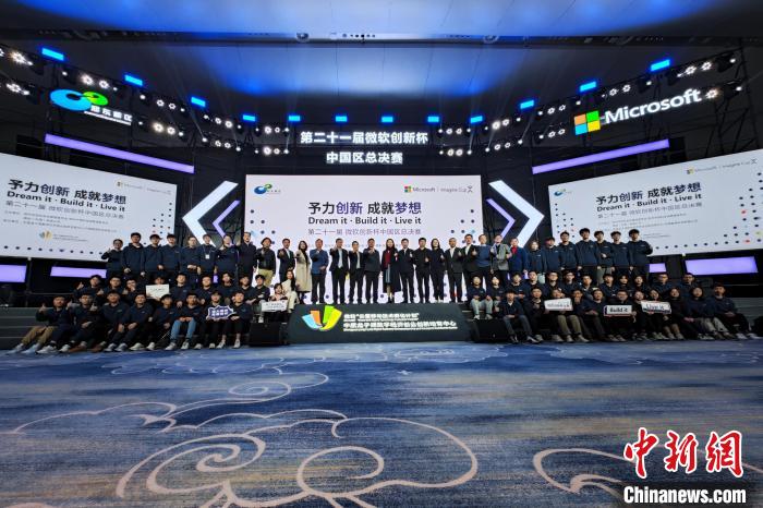 圖為賽后參賽隊伍與嘉賓合照留念。　李超慶 攝