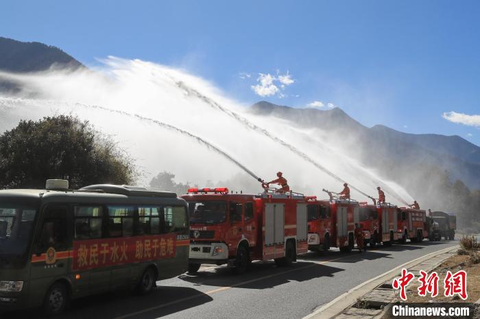 對(duì)高危區(qū)域進(jìn)行灑水防火?！●T怡凡 攝