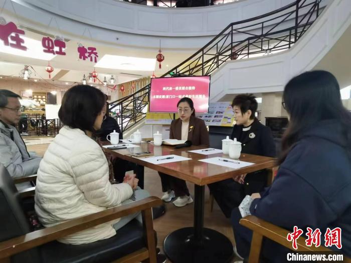（兩會(huì)聲音）上?！靶∠锟偫怼钡拿衤暸c民生：“小小聯(lián)合國”有事好商量