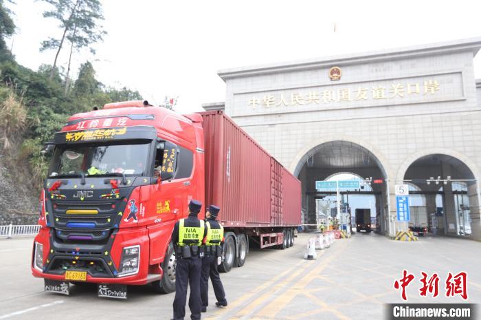友誼關(guān)邊檢站民警檢查入境車(chē)輛?！V西邊檢總站友誼關(guān)邊檢站供圖