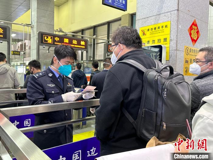 友誼關(guān)口岸旅客通關(guān)現(xiàn)場(chǎng)?！∪~子 攝