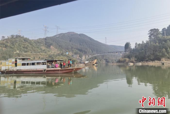賀州市八步區(qū)民眾乘船經(jīng)過(guò)步頭大橋。　賀州市委宣傳部供圖