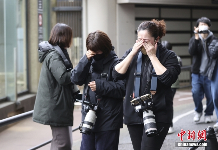 一些游客離開時(shí)難掩淚水。圖/視覺中國(guó)