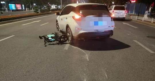 急尋好心人！男童被卷入車底，20余名路人合力救援