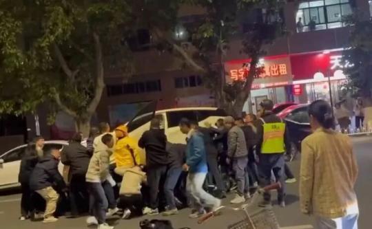 急尋好心人！男童被卷入車底，20余名路人合力救援