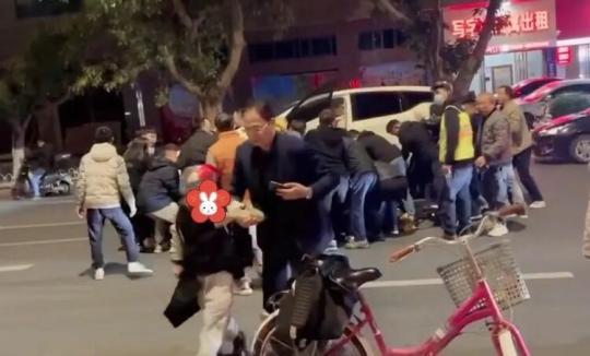 急尋好心人！男童被卷入車底，20余名路人合力救援