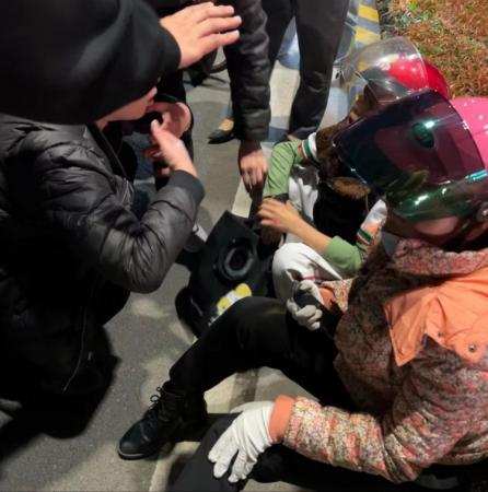 急尋好心人！男童被卷入車底，20余名路人合力救援