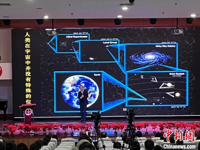 中國科學(xué)院國家天文臺研究員、中國科學(xué)院院士武向平在天津市一中為學(xué)生們現(xiàn)場授課?！↓嬘魑?攝