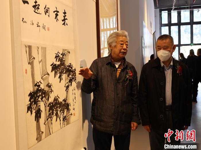 書(shū)畫(huà)巡回展一角。　民建福建省委供圖