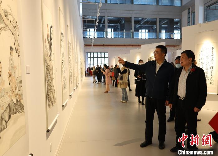 書(shū)畫(huà)巡回展一角?！∶窠ǜ＝ㄊ∥﹫D