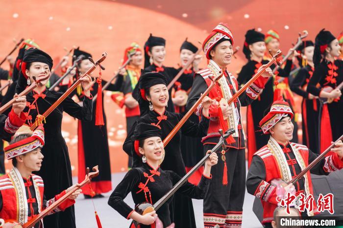 圖為百人天琴?gòu)棾短熘佟贰！￡惞谘?攝