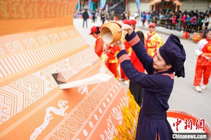 圖為民眾添糧祈福?！￡惞谘?攝