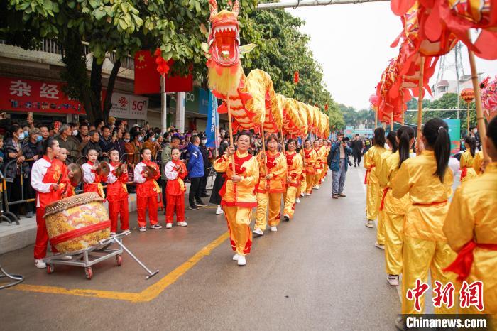 圖為民眾舞動(dòng)長(zhǎng)龍。　陳冠言 攝