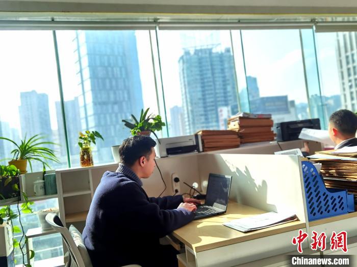 圖為工作中的吳攸?！≈苎嗔?攝