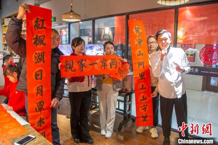 圖為吳攸(右)在貴陽(yáng)期間參加“臺(tái)胞過大年”聯(lián)誼活動(dòng)。　周燕玲 攝