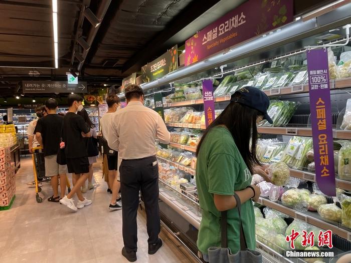 當?shù)貢r間8月2日，韓國統(tǒng)計廳發(fā)布的消費者物價動向資料顯示，7月韓國居民消費價格指數(shù)（CPI）為108.74，同比增長6.3%，漲幅創(chuàng)下23年零8個月來的新高。圖為市民在首爾一家超市內選購商品。 <a target='_blank' href='/'>中新社</a>發(fā) 萬佳欣 攝