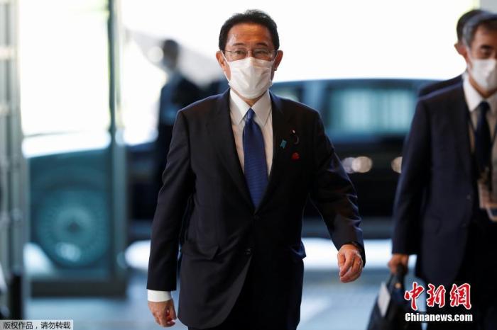 當?shù)貢r間10月4日，日本自民黨總裁岸田文雄經(jīng)過眾院全體會議的首相指名選舉成為第100任首相。圖為岸田文雄抵達首相官邸。