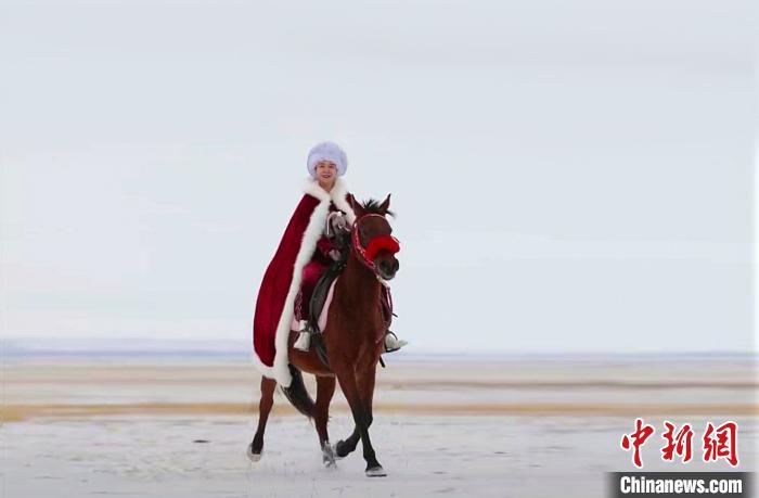 資料圖：賀嬌龍策馬雪原為昭蘇縣旅游做宣傳。昭蘇縣零距離供圖