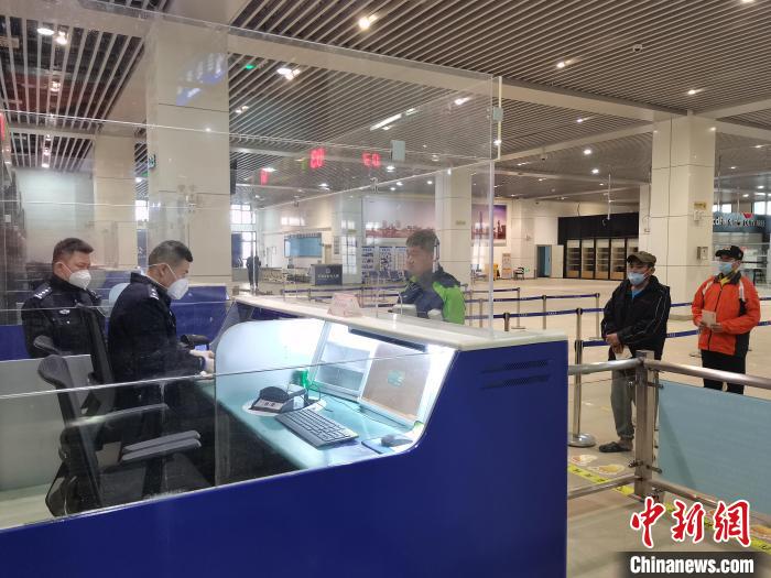 邊檢民警為臺胞辦理入境手續(xù)?！?蔡少航 攝