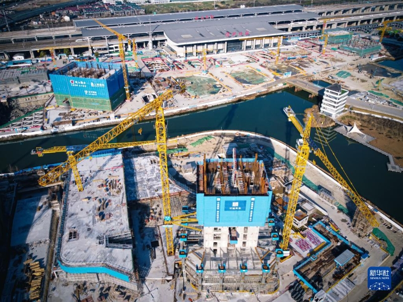 紹興北站TOD綜合交通樞紐工程建設(shè)現(xiàn)場(chǎng)（2023年1月31日攝，無(wú)人機(jī)照片）。由中建三局承建的這項(xiàng)工程為浙江省重點(diǎn)工程，建成后將是集商務(wù)辦公、科創(chuàng)研發(fā)、星級(jí)酒店等多重功能于一體的智慧型城市交通綜合體。新華社記者 江漢 攝