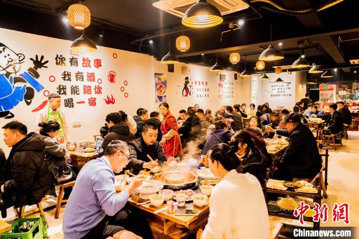圖為食客們?cè)诨疱伒陣L鮮?！↑S維正 攝