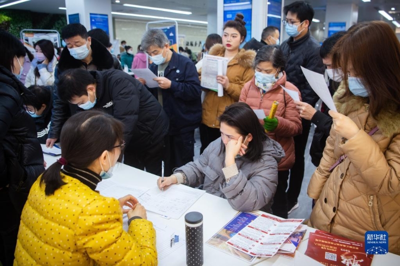 2月17日，在招聘會(huì)現(xiàn)場(chǎng)，求職者們?cè)诘却稍?。新華社記者伍志尊 攝