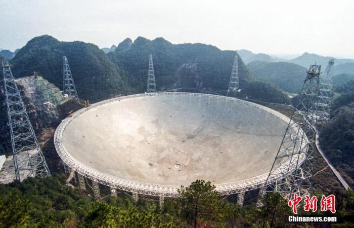 2021年4月，位于貴州省平塘縣大窩凼的世界最大的單口徑射電望遠(yuǎn)鏡“中國(guó)天眼”(FAST)向全球開放。FAST是目前世界上靈敏度最高的射電望遠(yuǎn)鏡，配備的19波束L波段接收機(jī)，成為世界上最強(qiáng)大的脈沖星搜尋利器。自2016年9月落成啟用以來，F(xiàn)AST團(tuán)隊(duì)發(fā)現(xiàn)脈沖星340顆。(2021年2月7日攝) <a target='_blank' href='/'>中新社</a>記者 瞿宏倫 攝