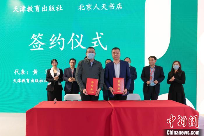 中老經(jīng)典著作互譯項目首批成果新書發(fā)布會簽約儀式現(xiàn)場圖?！⊥踉谟?攝